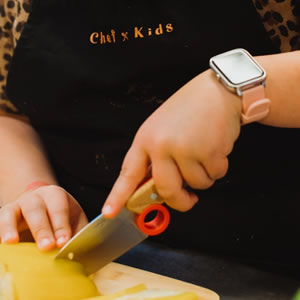 Een kind leert koken op de BSO