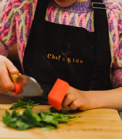 Kinderen leren koken tijdens een kookles bij Chef-Kids in Amsterdam