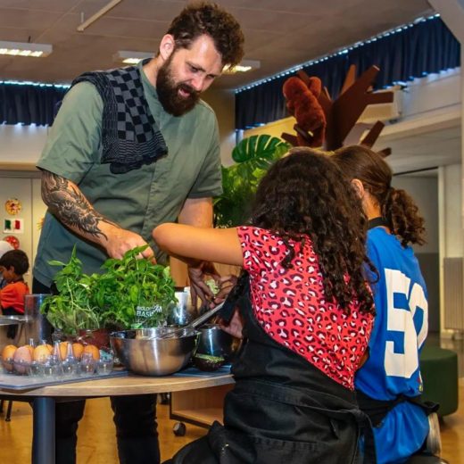 Niels geeft kookles aan kinderen
