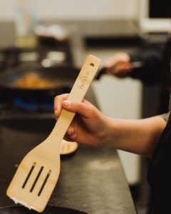 Een kind die goed gebruik maakt van de chef-kids spatel. Te verkrijgen in de Chef-Kids spatel en lepel set.